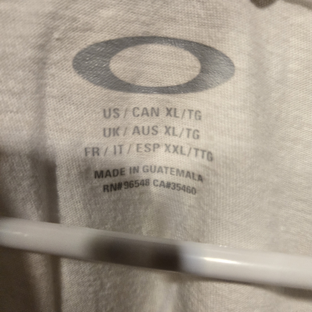 EUC Women's Cut Women's White Oakley Graphic Tee Size XL - Picture 3 of 7